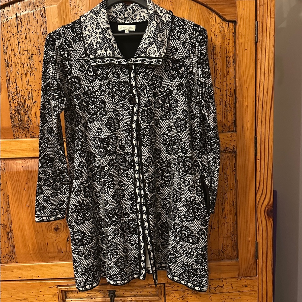 Le Maglie di Sofia Black and White Sweater Coat Sweater.